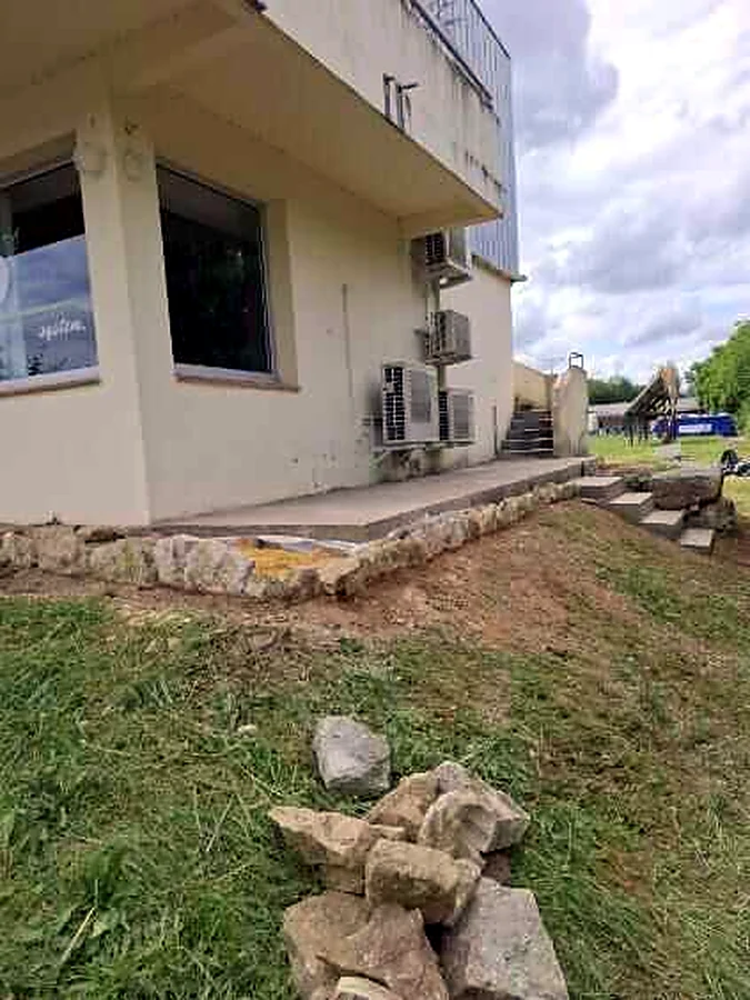 Abords de maison entretenus à Gramat
