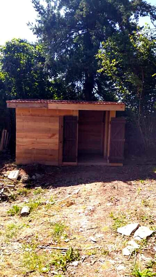 Cabanon en bois et extérieur entretenu à Gramat