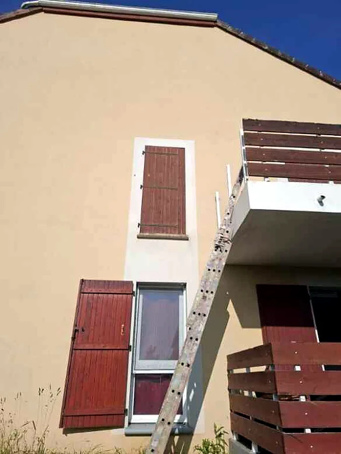 Façade d'une résidence rénovée à Gramat
