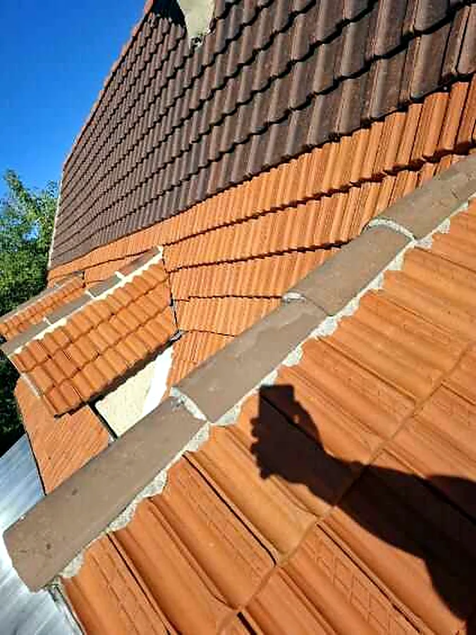 Finitions sur une toiture en tuiles à Pradines près de Cahors