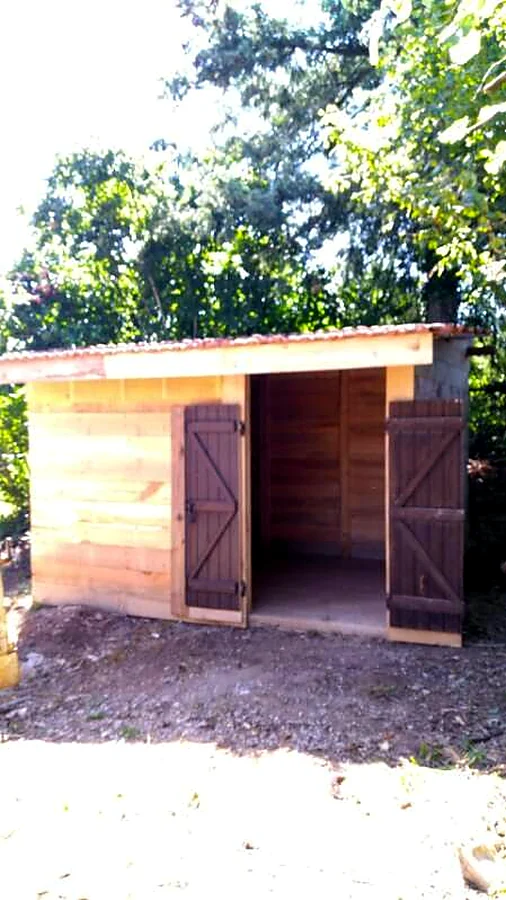 Installation d'un cabanon dans un extérieur à Gramat