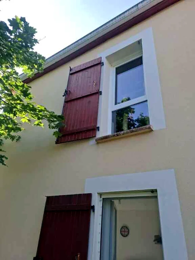 Peinture de volets en bois à Gramat