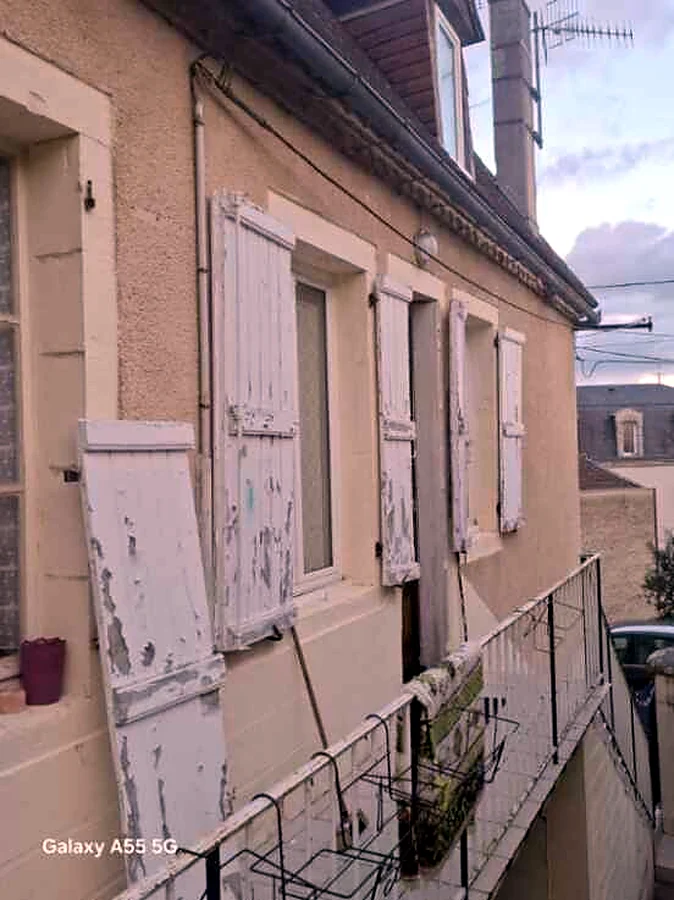 Volets bois avec peinture écaillée avant rénovation à Gramat