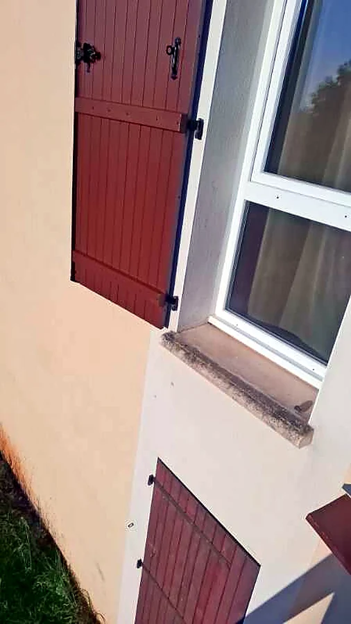 Travaux de peinture sur des volets à Gramat
