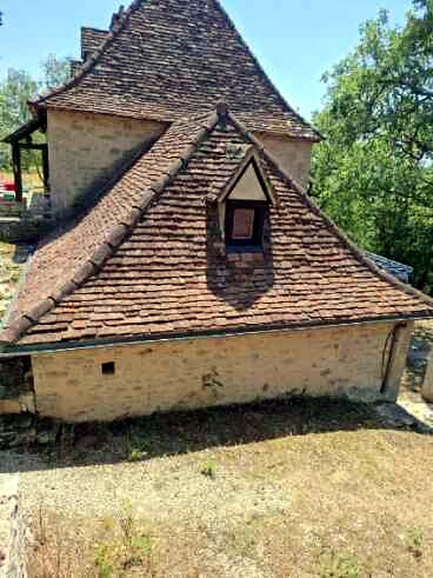 Toiture d'une dépendance en pierre dans le secteur de Figeac
